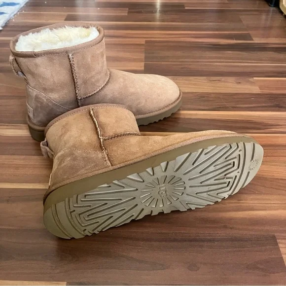 NWOT UGG Classic Mini II (size 8) - Picture 5 of 7